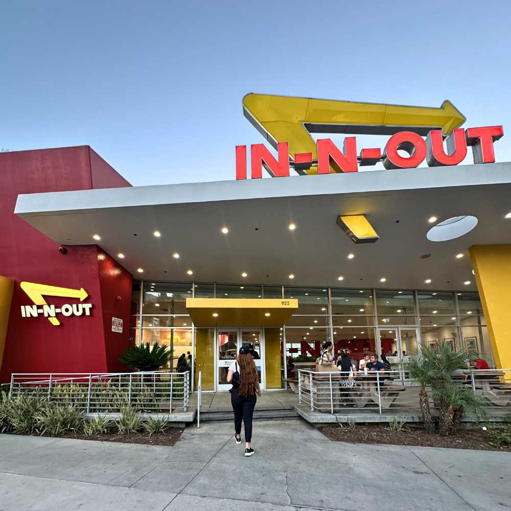 Gabriela Marquesini aluna da AZ Línguas no fast food in n out na Califórnia