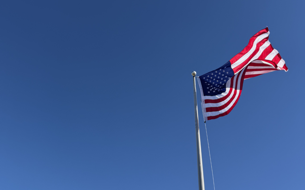Bandeira dos estados unidos hasteada em mastro. Assessoria para visto americano