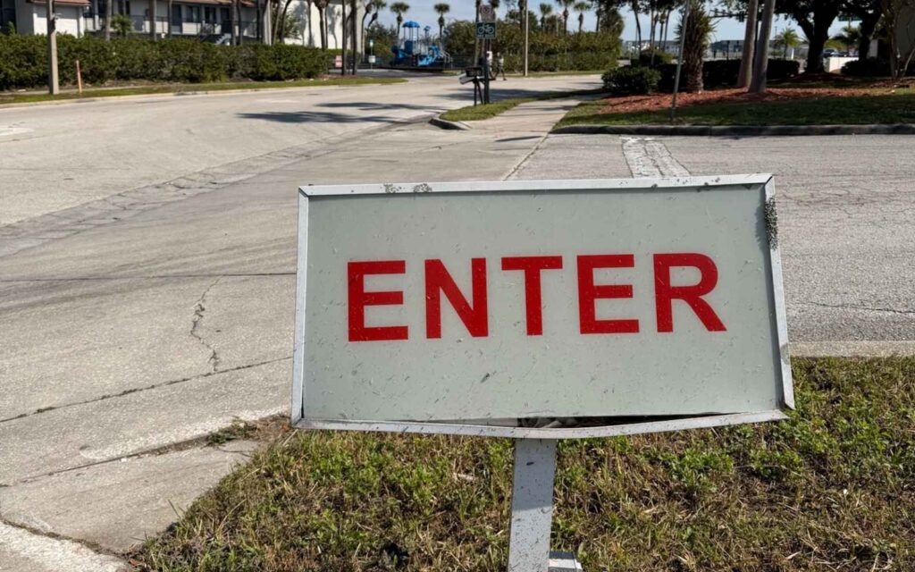 Placa enter los angeles az linguas